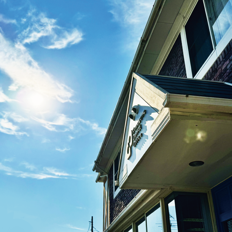 外観：エントランスよりファサードを見上げる